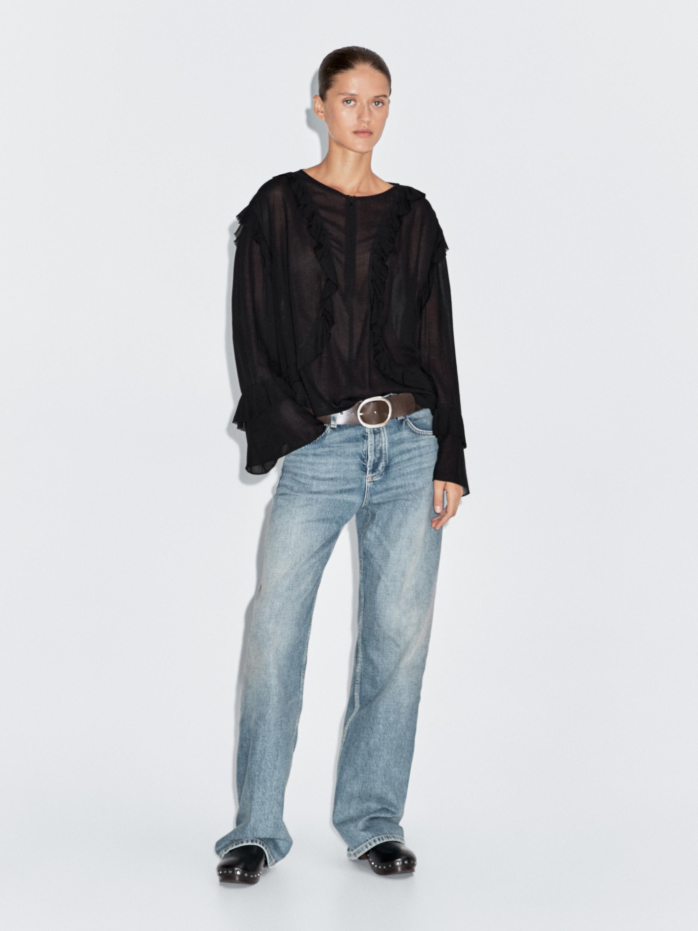 Blusa con volantes y transparencias