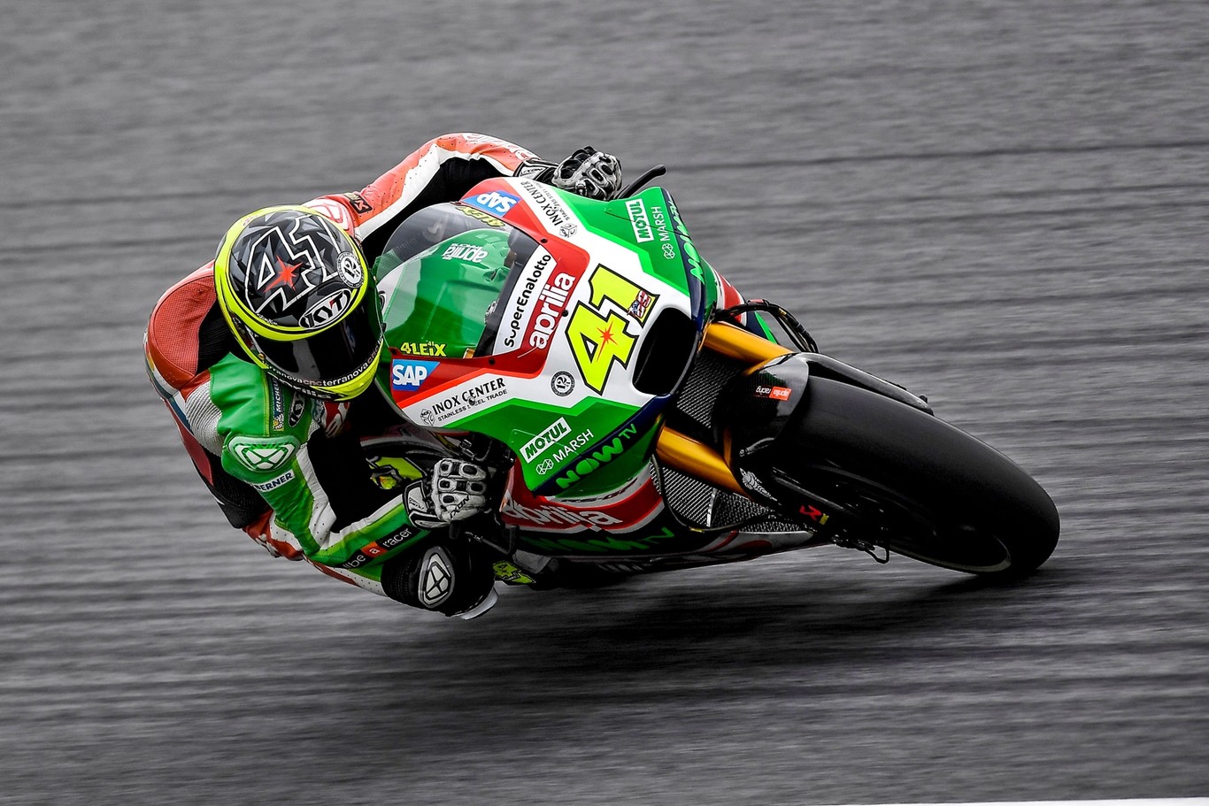 Aleix Espargaró saca oro a la Aprilia y logra el mejor tiempo del viernes. Márquez y Dovizioso se vigilan