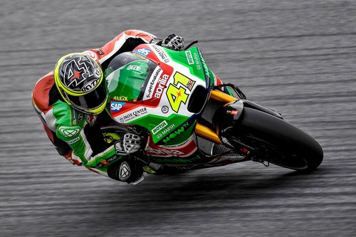 Aleix Espargaró saca oro a la Aprilia y logra el mejor tiempo del viernes. Márquez y Dovizioso se vigilan