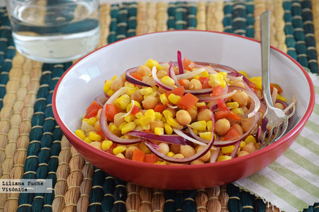 Garbanzos con maíz salteado. Receta saludable