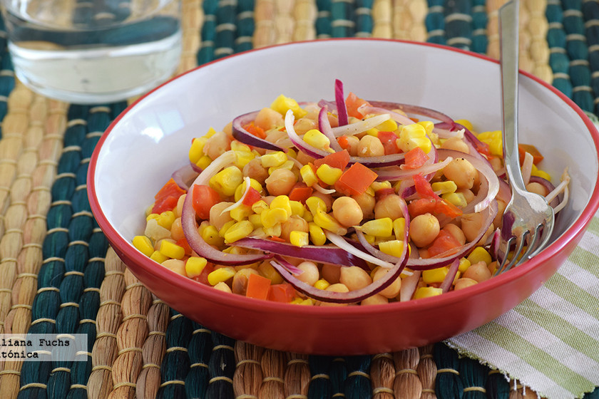 Garbanzos con maíz salteado. Receta saludable
