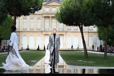 Givenchy adopta el allure de la Alta Costura para hombres con un gran desfile en París