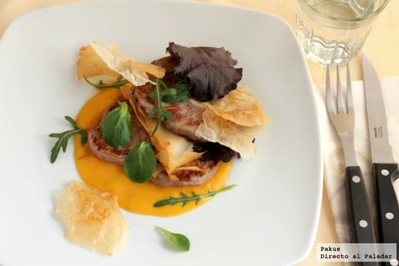Filetes historiados con crujiente y su ensalada, receta para una cena ligera (y completa)