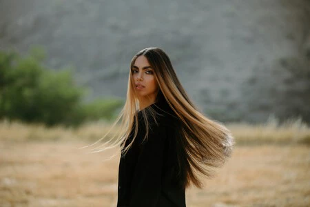 Gema Casas Peluquera Para Peinar El Pelo Encrespado En Melenas Rizadas U Onduladas Potencia La Textura Con Una Crema