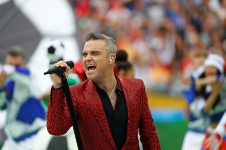 Robbie Williams se enfunda en animal print para la inauguración de la FIFA World Cup en Rusia 2018