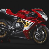 Pilla un babero porque la MV Agusta Superveloce Testalarga demuestra que la deportiva retro de Varese aún podía ser más sexy 