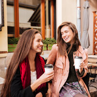 En España no nos callamos ni debajo del agua: estas son las tres ciudades más habladoras