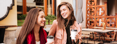 En España no nos callamos ni debajo del agua: estas son las tres ciudades más habladoras 