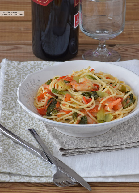 Espaguetis con langostinos, guindilla y pak choi. Receta fácil