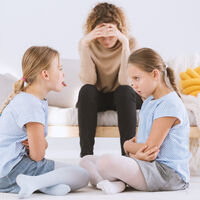 Cómo ayudar a tu hijo a enfrentarse a las burlas e insultos de otros niños