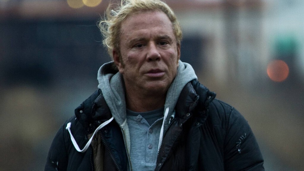 Mickey Rourke se ha quedado en la calle después de rechazar el dinero de sus fans. "Decidí no pagar el alquiler, y no fue una decisión que tomara a la ligera"