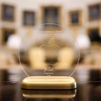 Tim Cook cruzó EEUU con una caja blanca y una placa de cristal con oro de 24 quilates. No es para un museo: es para Donald Trump