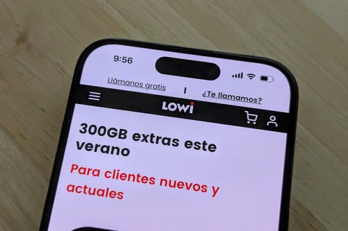 Foto de un móvil con la web de Lowi en pantalla