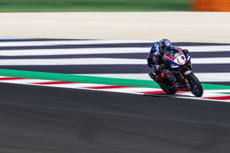 Toprak Razgatlioglu evita el triplete de Ducati y se mete de lleno en la pelea por el mundial de Superbikes
