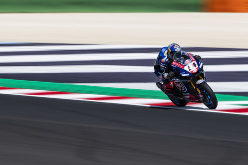 Toprak Razgatlioglu evita el triplete de Ducati y se mete de lleno en la pelea por el mundial de Superbikes