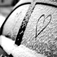 Cinco rascadores desde 9 euros para quitar el hielo del coche sin dañar el parabrisas, y uno automático