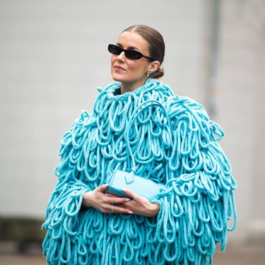 Este bolso bandolera tipo capazo de piel no piel es un must para elevar los básicos y ahora está disponible en Tous