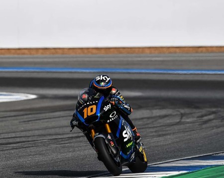 Luca Marini arrasa en una carrera de Buriram en la que Álex Márquez salva los muebles