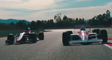 Fernando Alonso conduce el McLaren MP4/4 de Ayrton Senna 