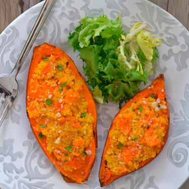 Boniato asado relleno de quinoa y queso: receta vegetariana
