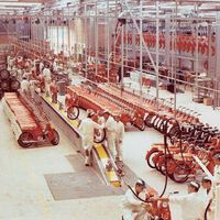 Así triunfó Honda con sus motos hace medio siglo: fábricas hipnóticas, perfeccionismo exagerado y monos blancos