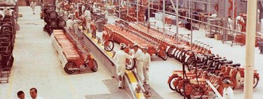 Así triunfó Honda con sus motos hace medio siglo: fábricas hipnóticas, perfeccionismo exagerado y monos blancos