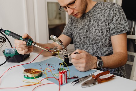 Hombre con herramientas de electricista