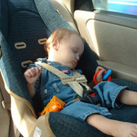 ¿Qué harías si ves a un bebé solo dentro de un coche?