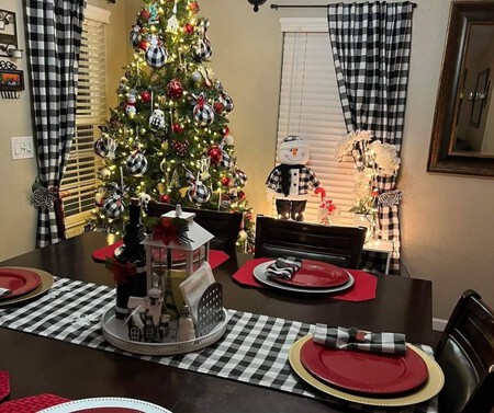 ¿Cansada del plateado y el verde? Esta inesperada mezcla de colores es la tendencia para una decoración navideña en 2025