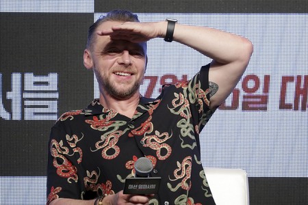 Gucci parece pero no es: Simon Pegg y su look 'serpentil' en la premiere de Mission Impossible en Seúl