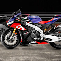 La Aprilia RSV4 se suma al estilo de la Aprilia RS 660 y estrena basculante para los mismos 217 CV