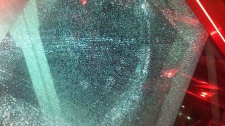 La pasarela de cristal del Tower Bridge, resquebrajada por el golpe de una cerveza