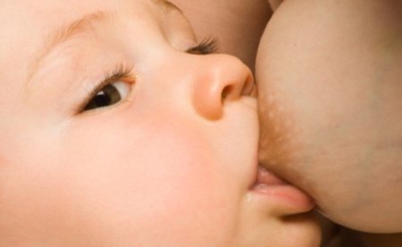 El aislamiento de las madres que amamantan prolongadamente