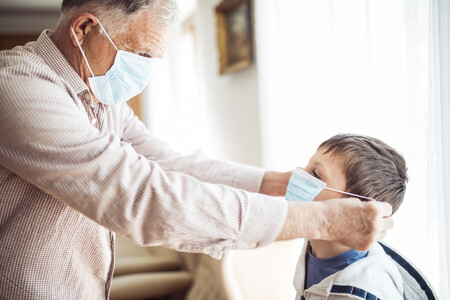 Abuelos que cuidan de sus nietos en tiempos de Covid: qué precauciones tener