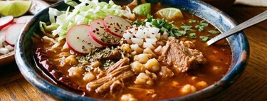 Cómo hacer pozole rojo de puerco con maíz precocido en solo 1 hora: receta fácil, rápida y llena de sabor para la noche mexicana