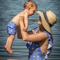 Moda de baño igual para toda la familia: mamás, papás e hijos a juego