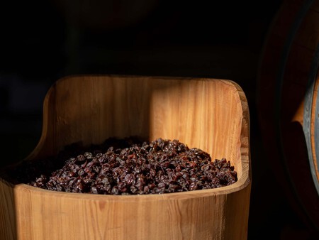 Un Puttonyo Tradicional Cargado Con Uva Aszu