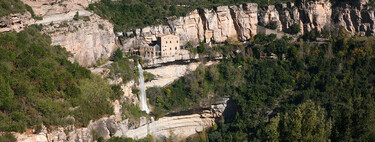 Este espectacular monumento natural está lleno de cascadas y cuevas, esconde una ermita y está a menos de una hora de Barcelona
