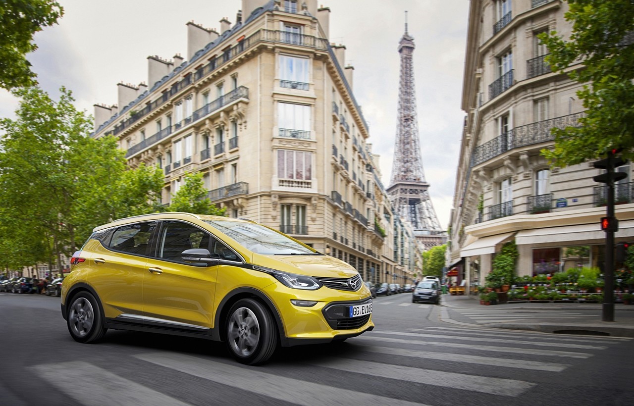 Quizá el Opel Ampera-e no te parezca ni tan bonito ni tan barato, pero es importantísimo para los futuros eléctricos