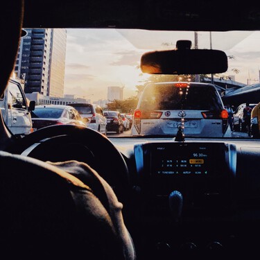 Hemos caído en la trampa del extrarradio: Nos fuimos a las afueras para poder pagar una casa o un local. Lo estamos pagando en gasolina y tiempo