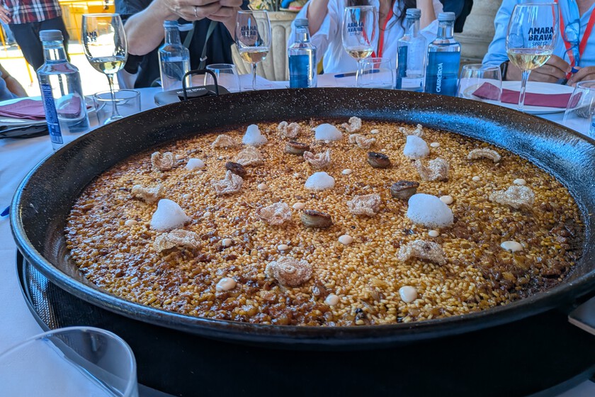El cocinero Néstor López se lleva a Madrid el premio al Arrocero del futuro, con una paella de pestorejo