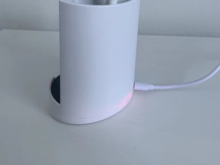 電源接続ポートには赤色の LED があり、常に点滅します。まったく不要なもの。