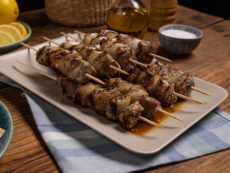 Cómo hacer souvlaki, receta fácil de las brochetas marinadas más típicas de Grecia