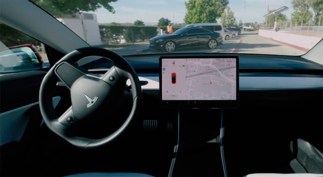 Tesla mejora la función que permite a sus coches salir solos del