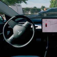 Tesla mejora la función que permite a sus coches salir solos del aparcamiento, pero con algún que otro susto