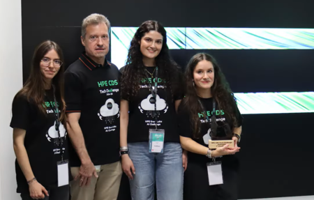 Alfredo Yepez De Hpe Con Las Ganadoras Del Challenge Del Ano Pasado