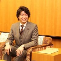 El político japonés que desafía al machismo milenario de su país al pedir el permiso de paternidad