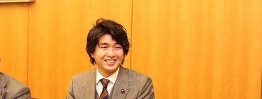 El político japonés que desafía al machismo milenario de su país al pedir el permiso de paternidad