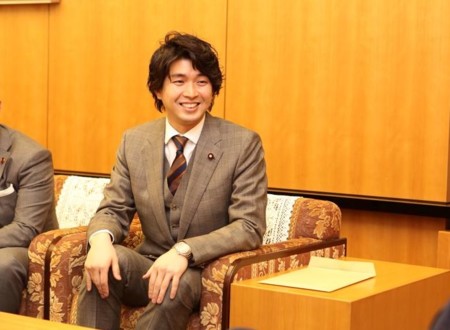 El político japonés que desafía al machismo milenario de su país al pedir el permiso de paternidad
