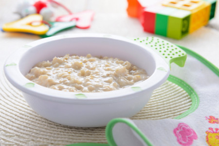 Papillas de cereales para bebés, cargadas de azúcares
